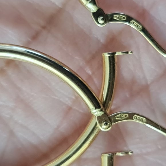 Gold hoop earring - Picture 5 of 16